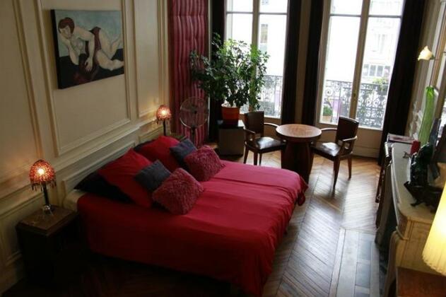 A Room In Paris - Photo2