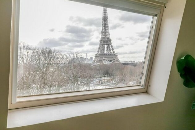 Apartment with a view on the Eiffel Tower 200m from the Alma/Marceau metro - Photo2