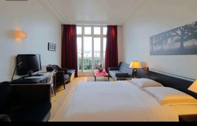 Balcony Champs Elysees Apartments - Photo3