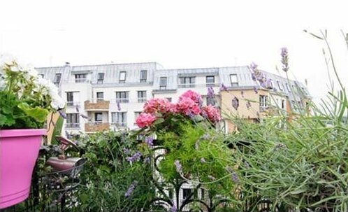 Charming Studio with Two Balconies