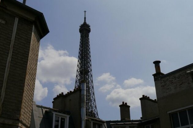 Family Apartment in front of the Eiffel Tower