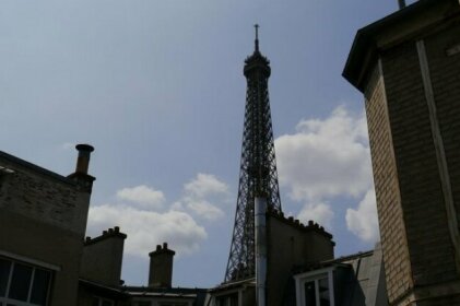 Family Apartment in front of the Eiffel Tower