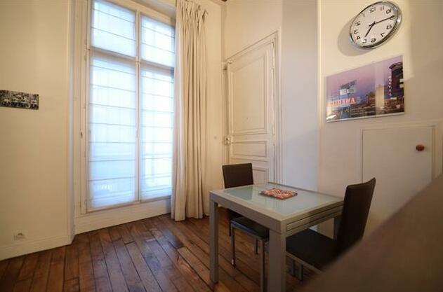 Friendly Rentals Notre-Dame Apartment - Photo5