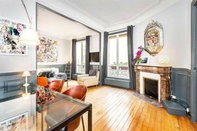 Large apartment between Montmartre and Opera