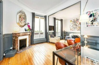 Large apartment between Montmartre and Opera