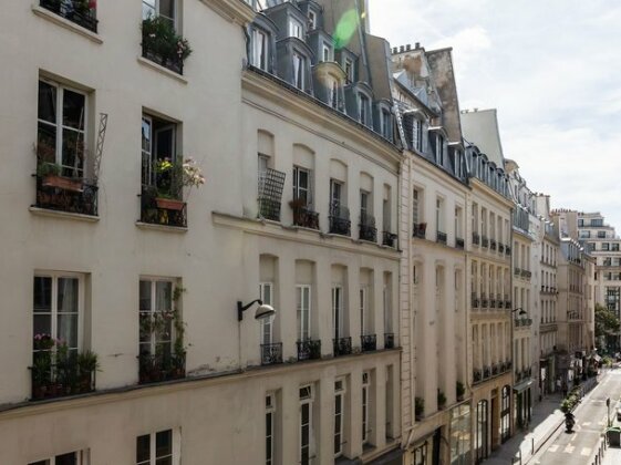 Luxury 2 bedroom Apartment with AC near Louvre