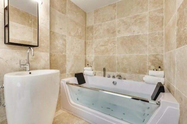 Modern Flat with Jacuzzi Near 10th Arr by Guestready - Photo3
