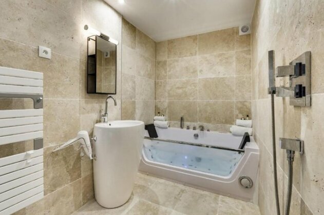 Modern Flat with Jacuzzi Near 10th Arr by Guestready - Photo4