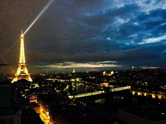 Paris Sur Un Nuage - Paris On A Cloud