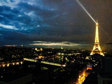 Paris Sur Un Nuage - Paris On A Cloud