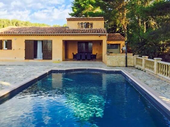 Well-appointed 3-bedroom House Featuring a Swimming Pool and Terrace in the Luberon