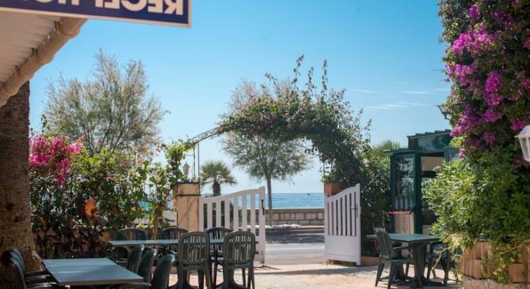 Hotel Reine D'Azur - Photo2