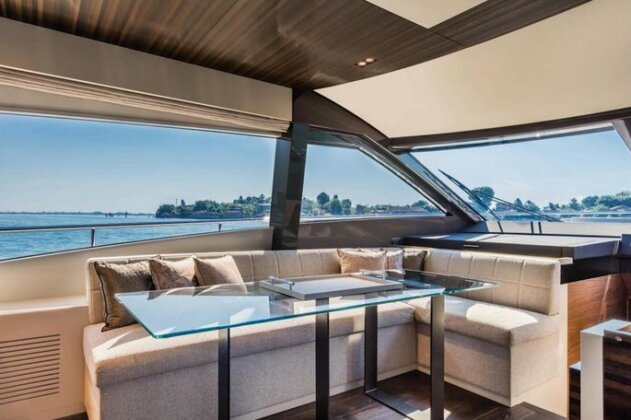 Saint Tropez Luxury Yacht - Photo2