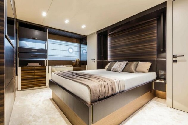 Saint Tropez Luxury Yacht - Photo3