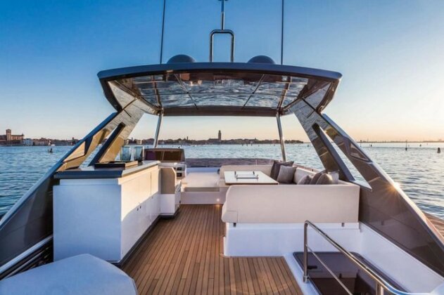 Saint Tropez Luxury Yacht - Photo5