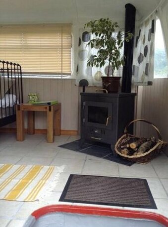 Bed and breakfast Lakeside Vintage French bus - Photo2