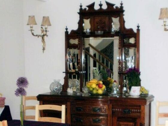 Hollyburn Bed And Breakfast - Photo2