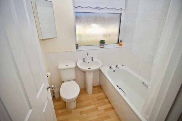 A very clean and pretty Bath property right by beautiful canal shops and town - Photo4