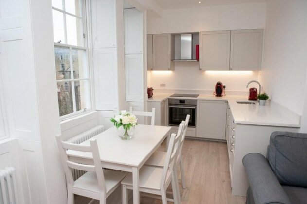 Bright 1 Bedroom Apartment With Views in Bath - Photo3