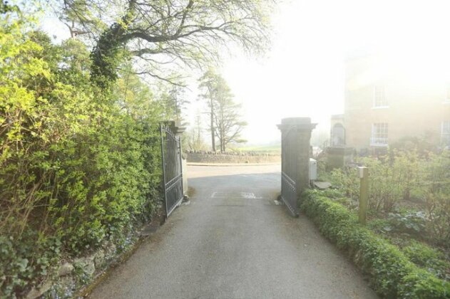 Entire Victorian Lodge in a privately gated estate with secure parking for two cars and a newly refu - Photo5