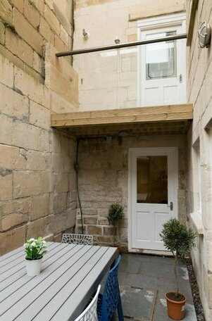 Free Parking Two-storey Apartment with Balcony and Courtyard in Bath City Centre