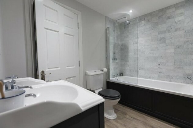 Free Parking Two-storey Apartment with Balcony and Courtyard in Bath City Centre - Photo5