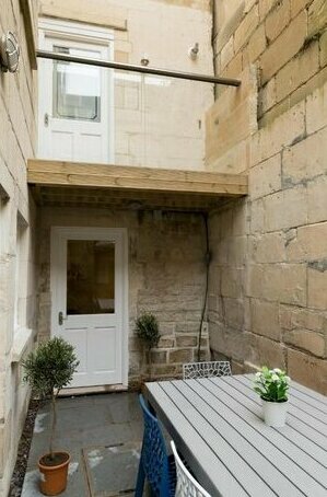 Free Parking Two-storey Apartment with Balcony and Courtyard in Bath City Centre