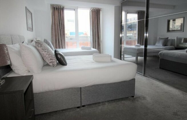 Ultimate Location 3 Bed Apartment - Photo4