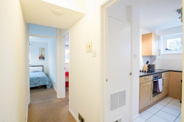 2 Bedroom Apartment Apton Court - Photo3