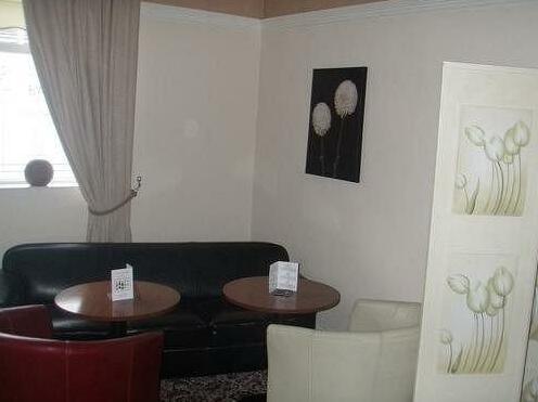 The Chimneys Hotel - Photo3