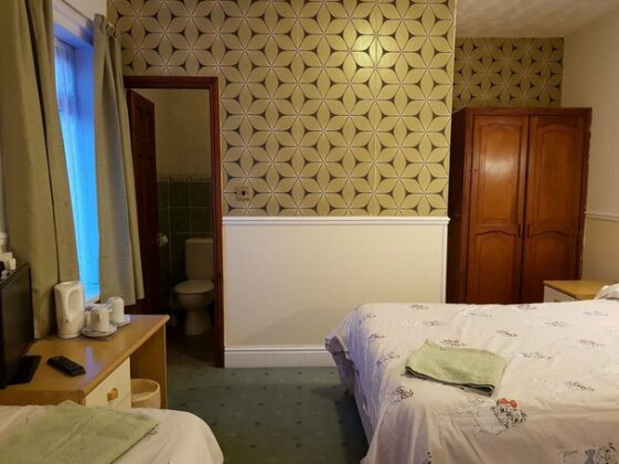 Chatley Court Guest House - Photo4