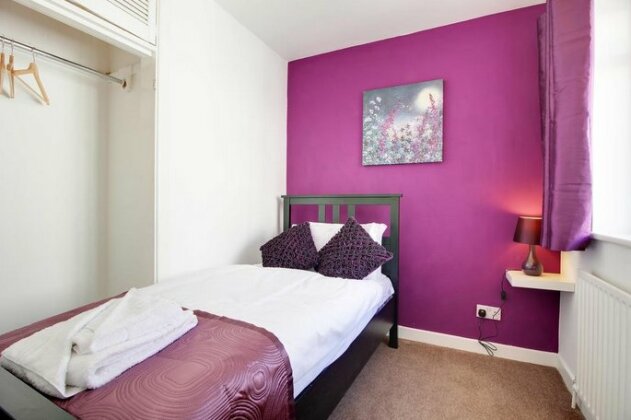 Central Two Minutes to the Sea St Margarets 4 Bedroom Townhouse - Photo3