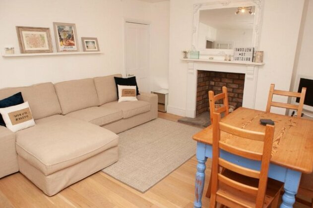 2 Bedroom Apartment In Prime Clifton Location - Photo2