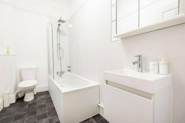 Central Flat with Parking Kingsdown - Photo2