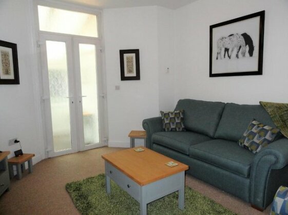Homely bright and well appointed Priory Apartment - Photo4