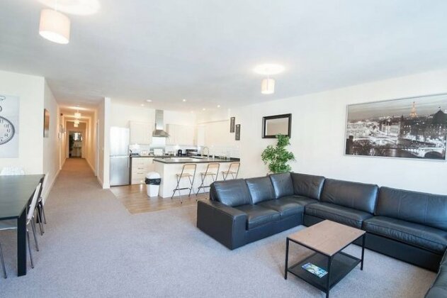 Ideally Located Spacious Bristol City Centre 3 Bed - Photo2