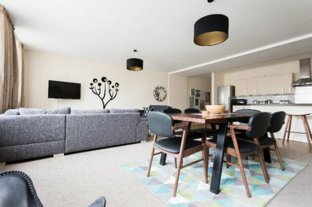 The Broadmead Jungle - Lovely & Central 3BDR Apartment - Photo2