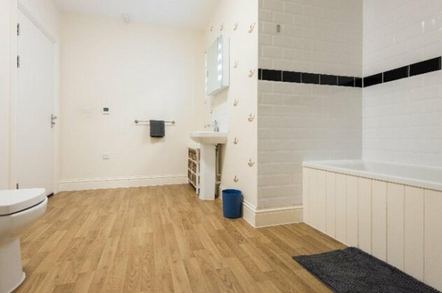 The Broadmead Jungle - Lovely & Central 3BDR Apartment - Photo3
