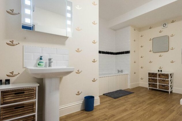 The Broadmead Jungle - Lovely & Central 3BDR Apartment - Photo5