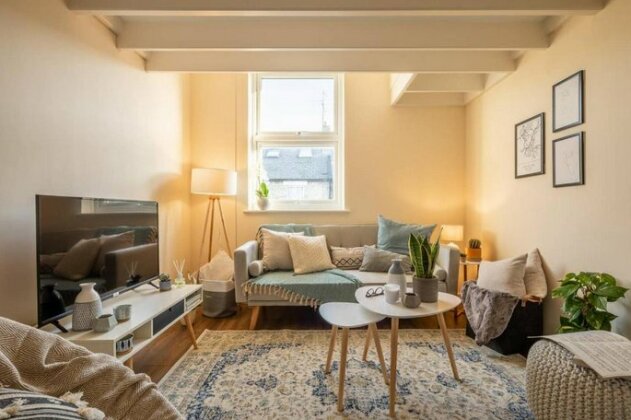 Best Central Loft Apartment - Quiet & Cosy - Free Parking