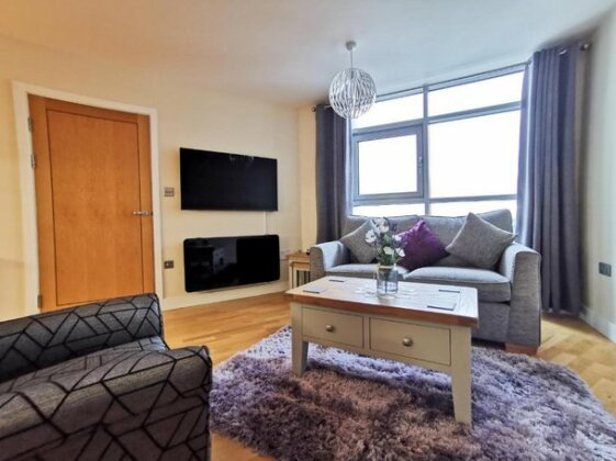 2 Bedroom City Centre Apartment With Free Parking - Photo2