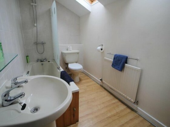 2 Bedroom Cottage In Cardiff - Photo2