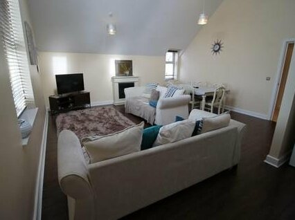 Ashgrove Court Penthouse's by Cardiff Holiday Homes - Photo4