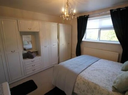 Garth Olwg 2 Bed Apartment by Cardiff Holiday Homes - Photo2