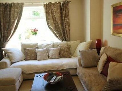 Garth Olwg 2 Bed Apartment by Cardiff Holiday Homes - Photo3