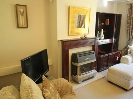Garth Olwg 2 Bed Apartment by Cardiff Holiday Homes - Photo4
