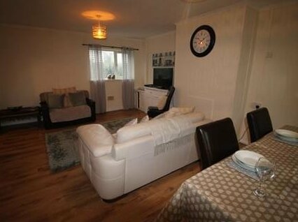 Heol Booker 4 bedroom House by Cardiff Holiday Homes