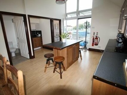 Hideaway 2 Bedroom Apartment by Cardiff Holiday Homes - Photo4