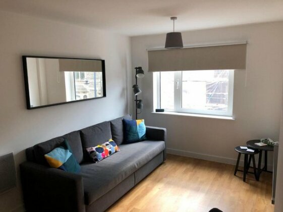 Quayside Apartment in Cardiff Bay - Photo4