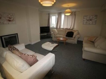 Tywn 2 Bed Apartment by Cardiff Holiday Homes